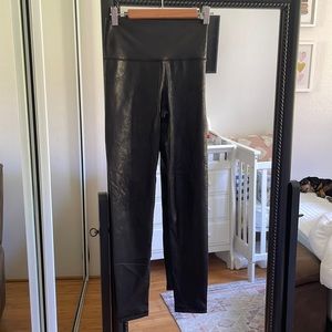 EUC/LIKE NEW Aerie Crackle Legging Black